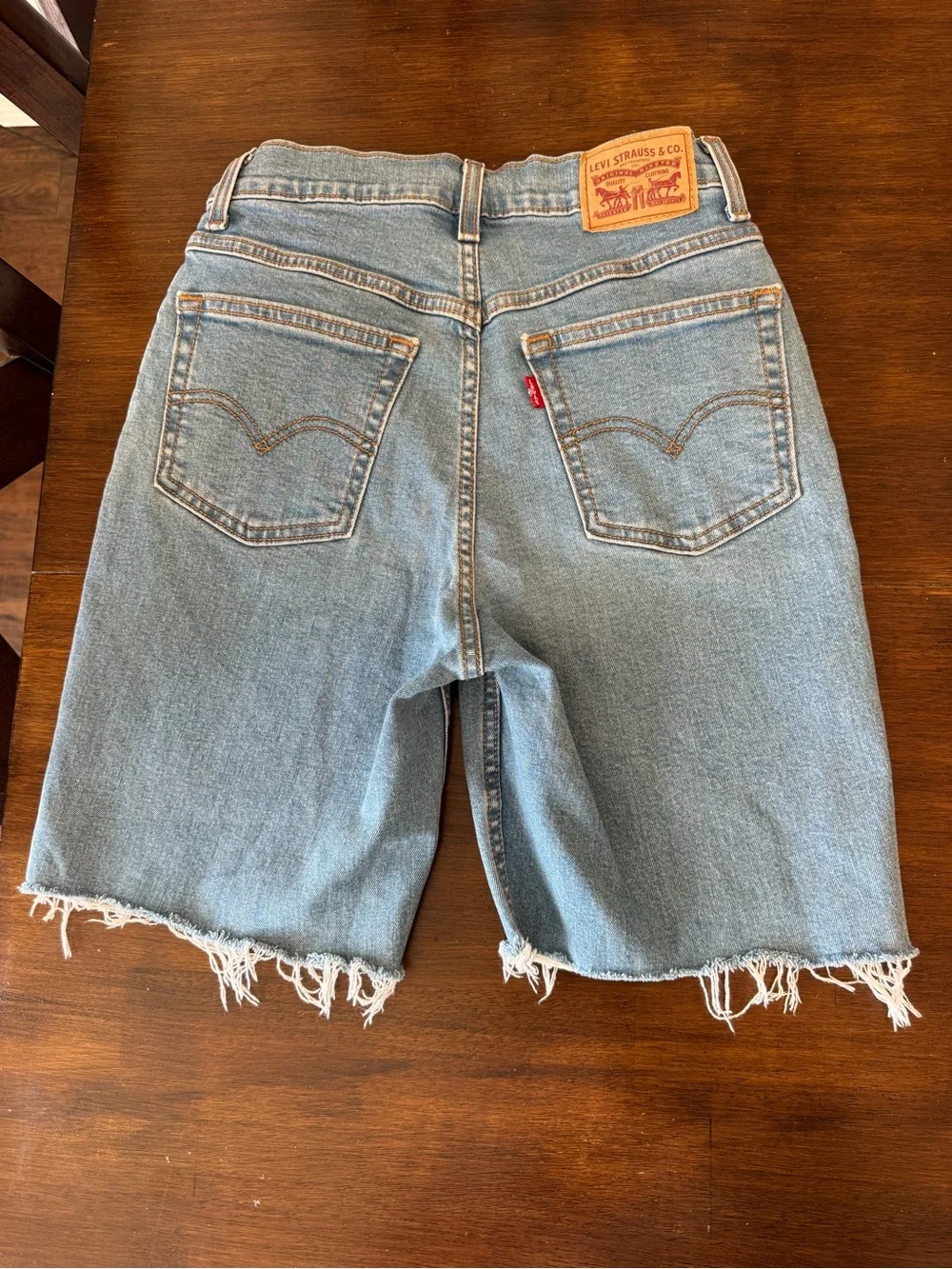 Levi's Women's High Waisted Long Mom Shorts 7.5 Inseam Light Wash Frayed Hem 26